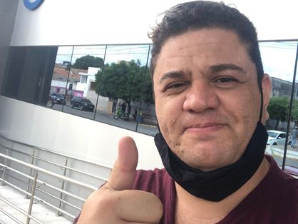 Fábio Carneirinho saindo de hospital de Barbalha