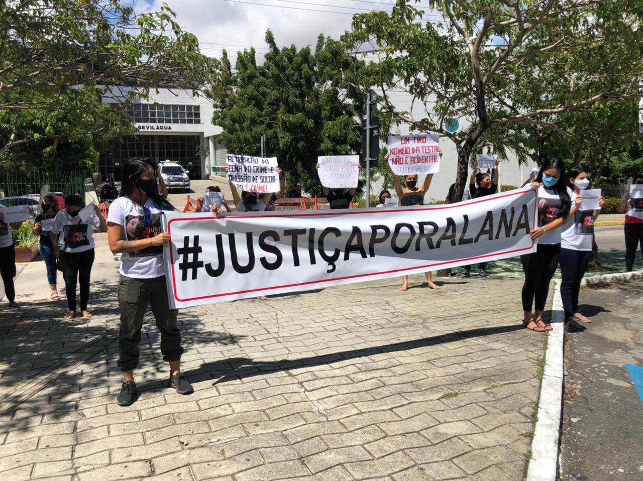 Familiares e amigos de Alana Oliveira realizaram um protesto para pedir por justiça