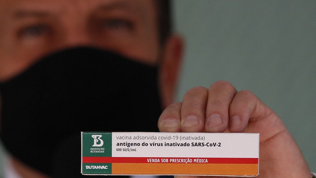 Caixa da vacina Butanvac sendo segurada pelo governador de São Paulo, João Doria