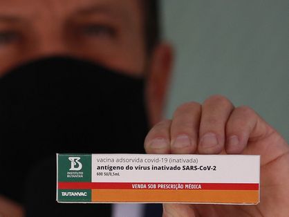 Caixa da vacina Butanvac sendo segurada pelo governador de São Paulo, João Doria