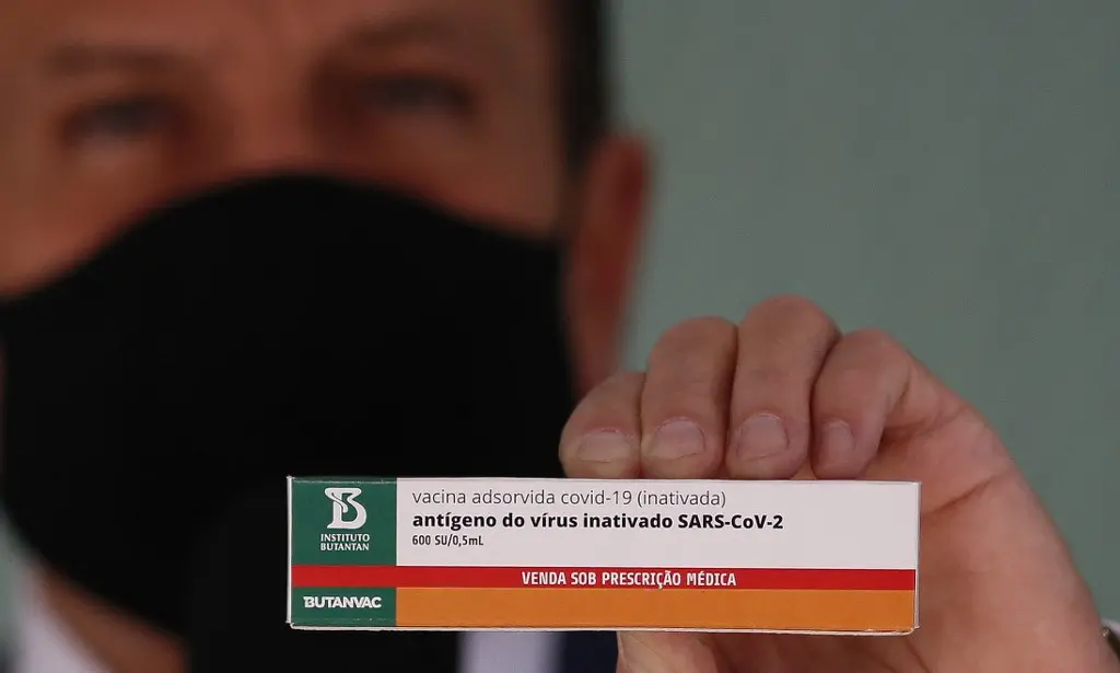 Caixa da vacina Butanvac sendo segurada pelo governador de São Paulo, João Doria