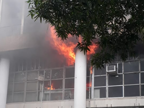 Incêndio no prédio da reitoria da Universidade Federal do Rio de Janeiro em abril de 2021