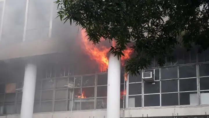 Incêndio no prédio da reitoria da Universidade Federal do Rio de Janeiro em abril de 2021