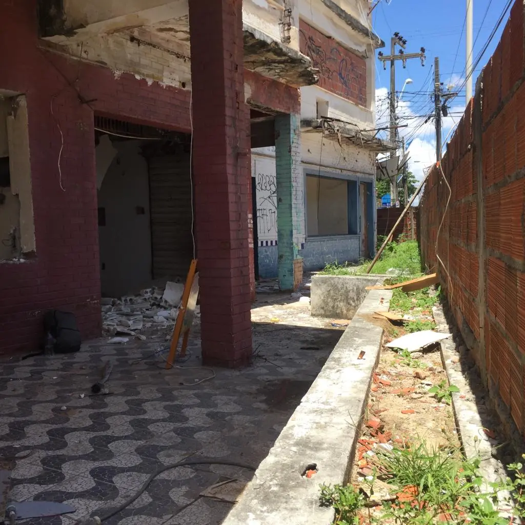 Imagens internas do Edifício São Pedro, na Praia de Iracema