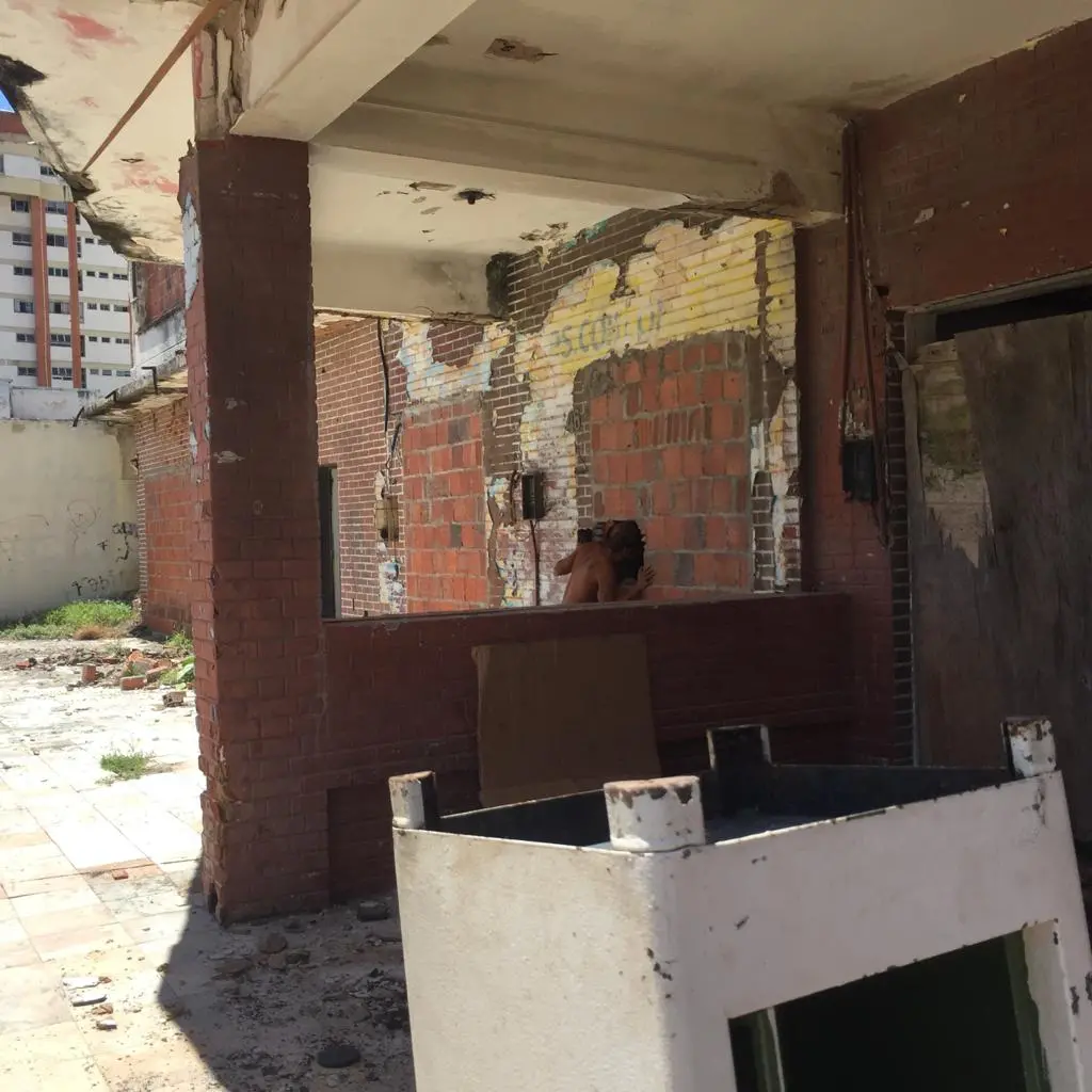 Imagens internas do Edifício São Pedro, na Praia de Iracema