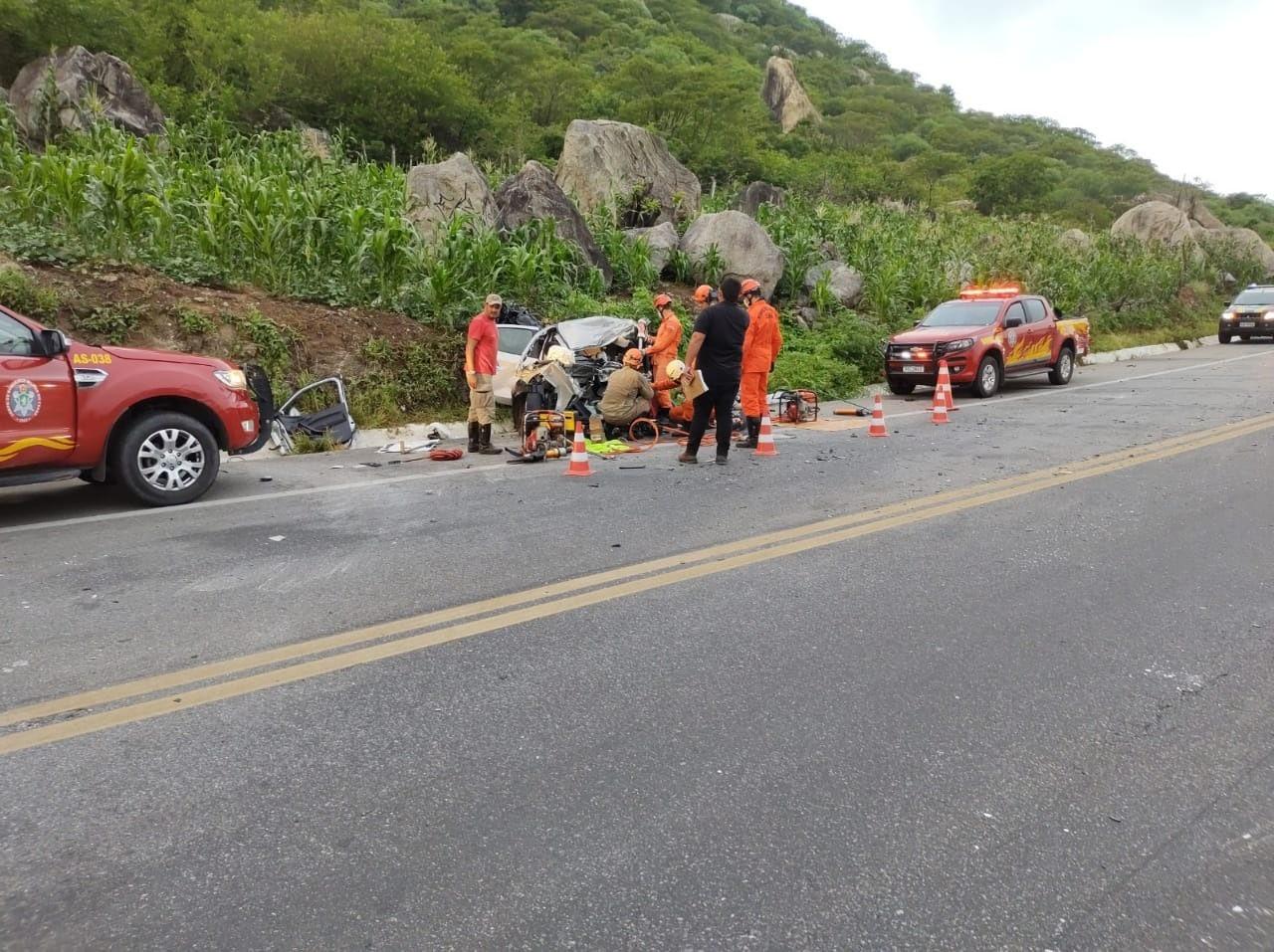Acidente entre carro e caminhão na BR-222, em Itapajé, em abril de 2021
