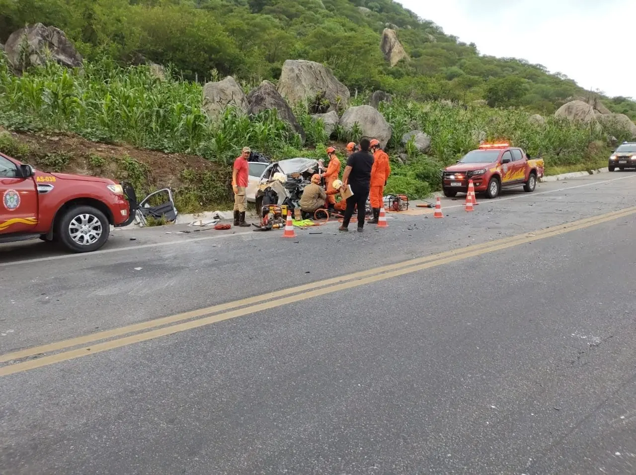 Acidente entre carro e caminhão na BR-222, em Itapajé, em abril de 2021
