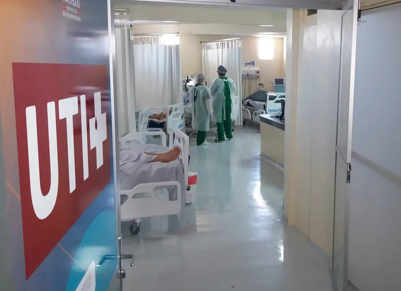 Do total de pacientes esperando UTIs atualmente, 56% estão internados na região de saúde de Fortaleza.