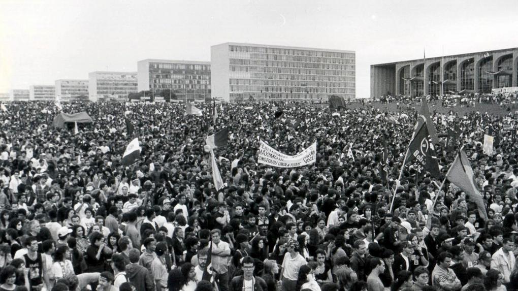 foto em preto e branco de protesto dos cara-pintadas em Brasília