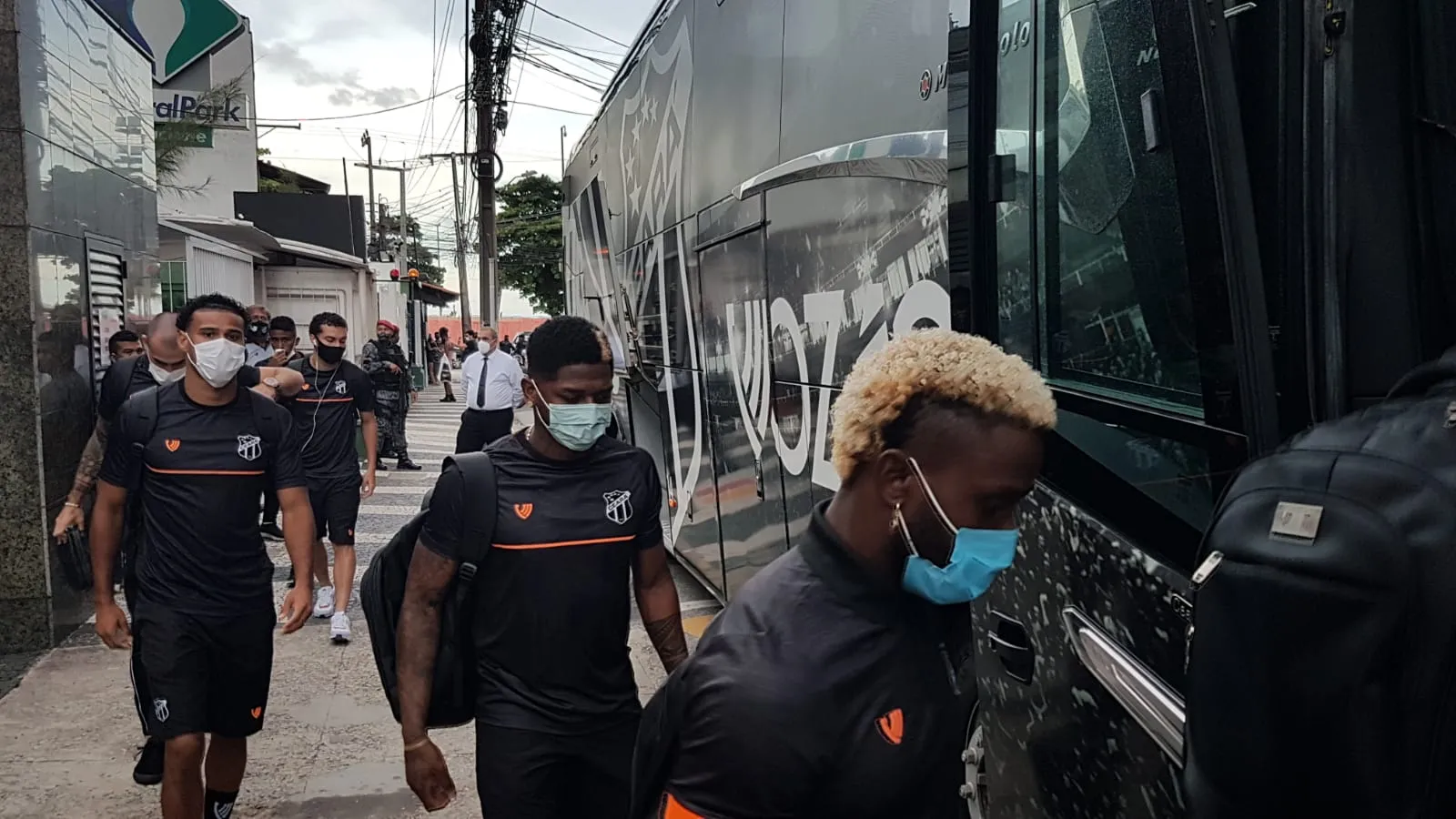 Os jogadores do Ceará entrando no ônibus rumo ao Castelão
