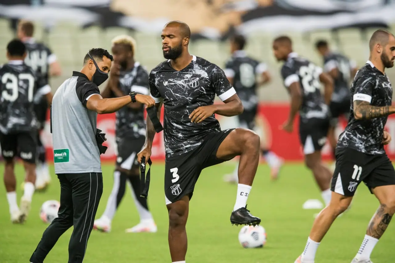 Zagueiro Messias em aquecimento pelo Ceará