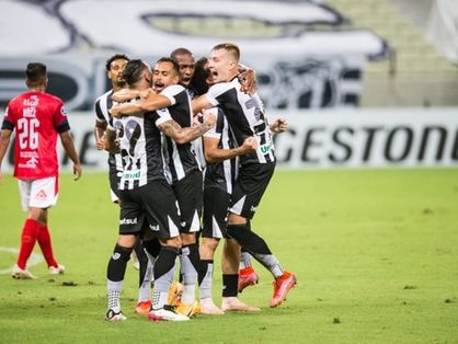 Jogadores do Ceará comemoram gol