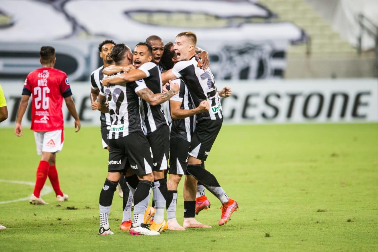 Elenco do Ceará comemora gol na Arena Castelão
