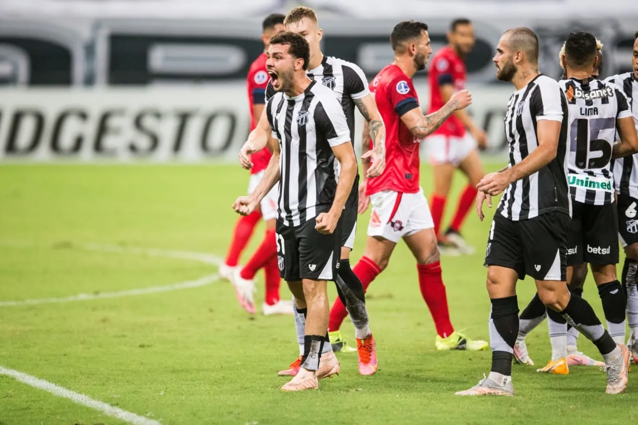 Naressi ganhou chance como titular e marcou gol na Arena Castelão