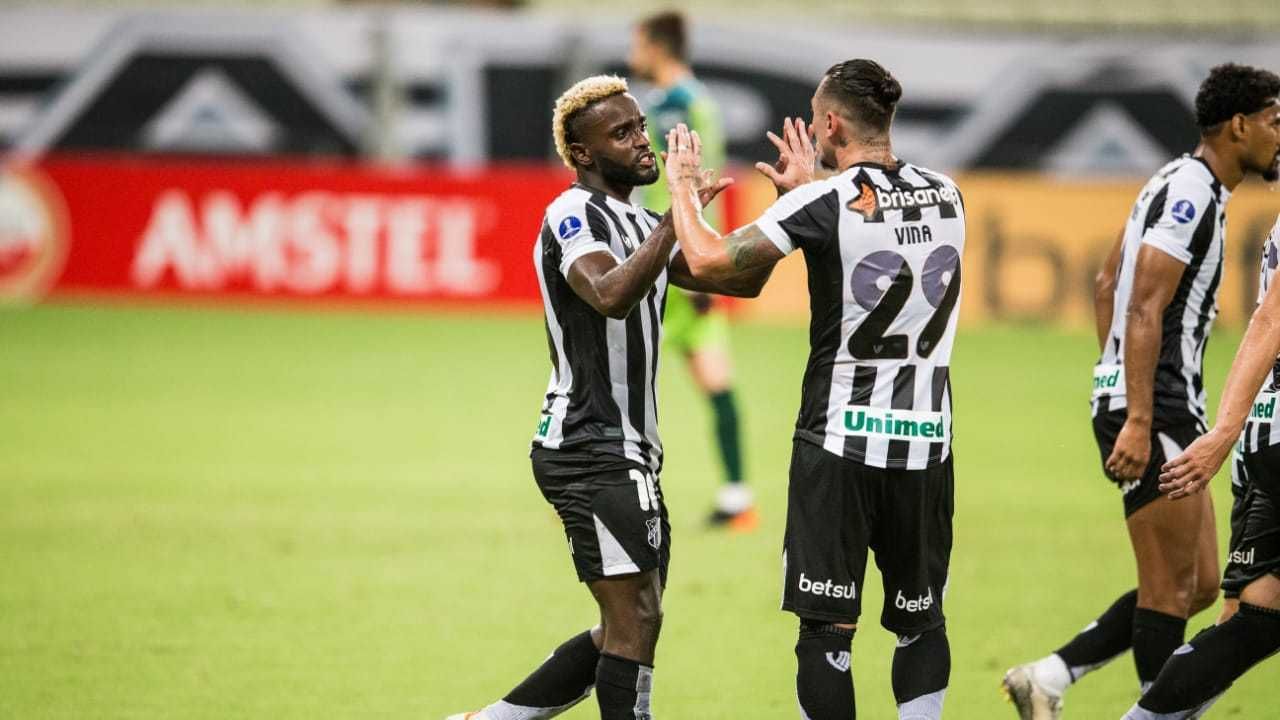 Mendoza e Vina comemoram gol do Ceará