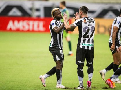 Mendoza e Vina comemoram gol do Ceará