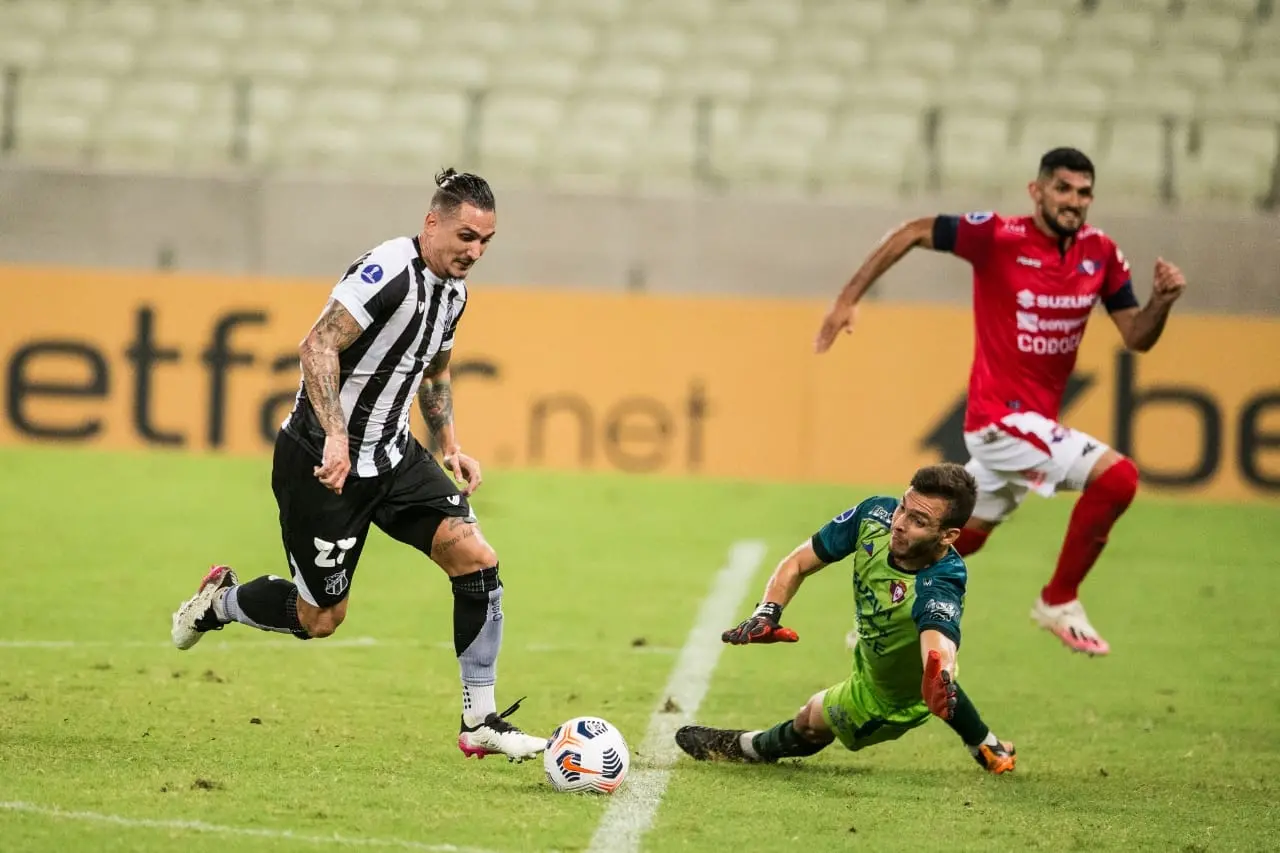 Momento em que Vina dribla goleiro Banegas em Ceará x Jorge Wilstermann