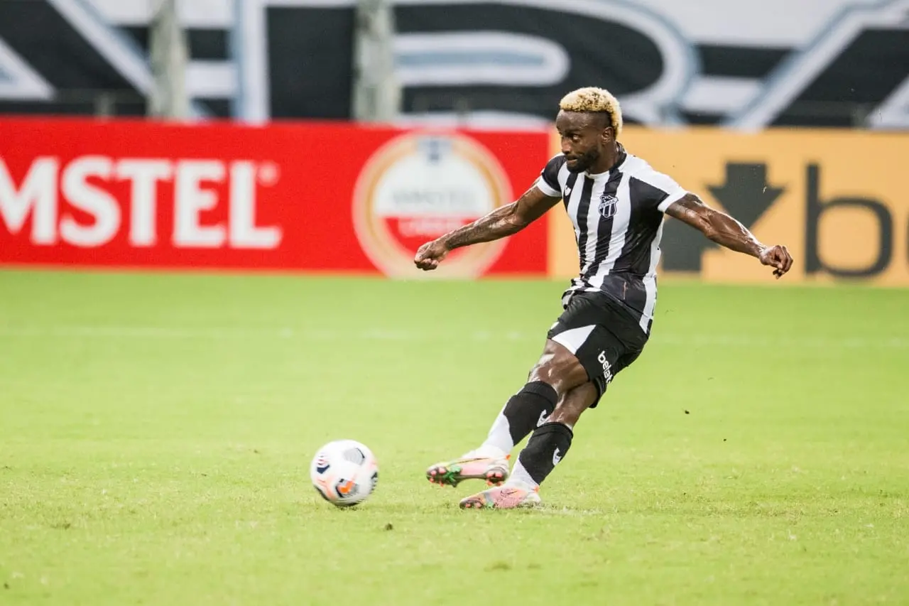 Mendoza realizando finalização de pênalti