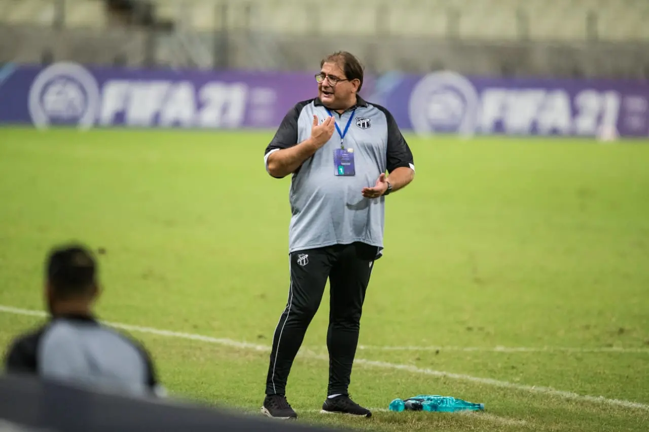 Guto Ferreira esfrega as mãos à beira do campo
