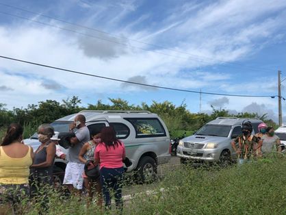 Familiares e amigos acompanham sepultamento de vítimas de colisão frontal em Itapajé