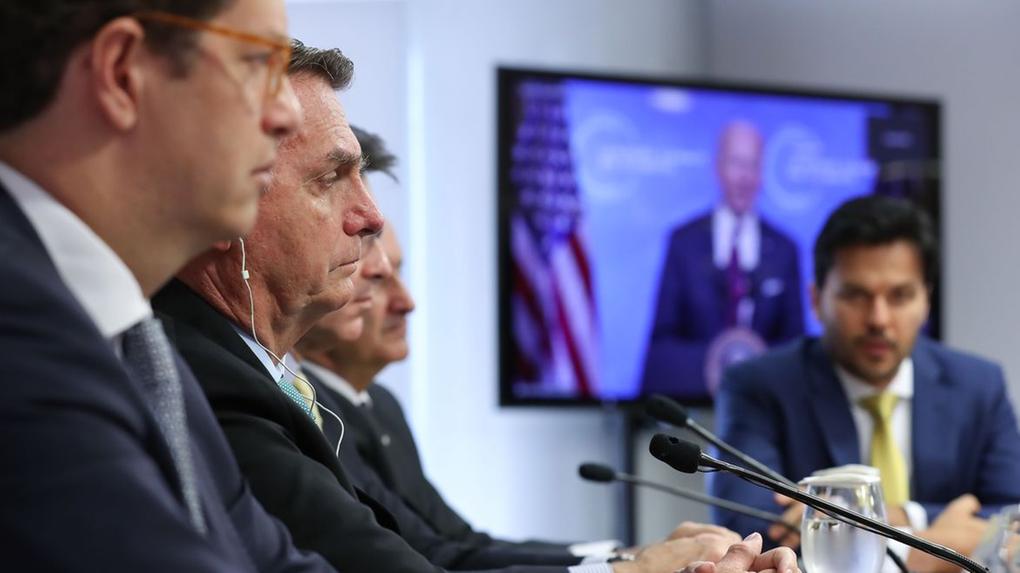 Presidente Bolsonaro e o ministro Ricardo Salles, de perfil, na cúpula do Clima em abril de 2021