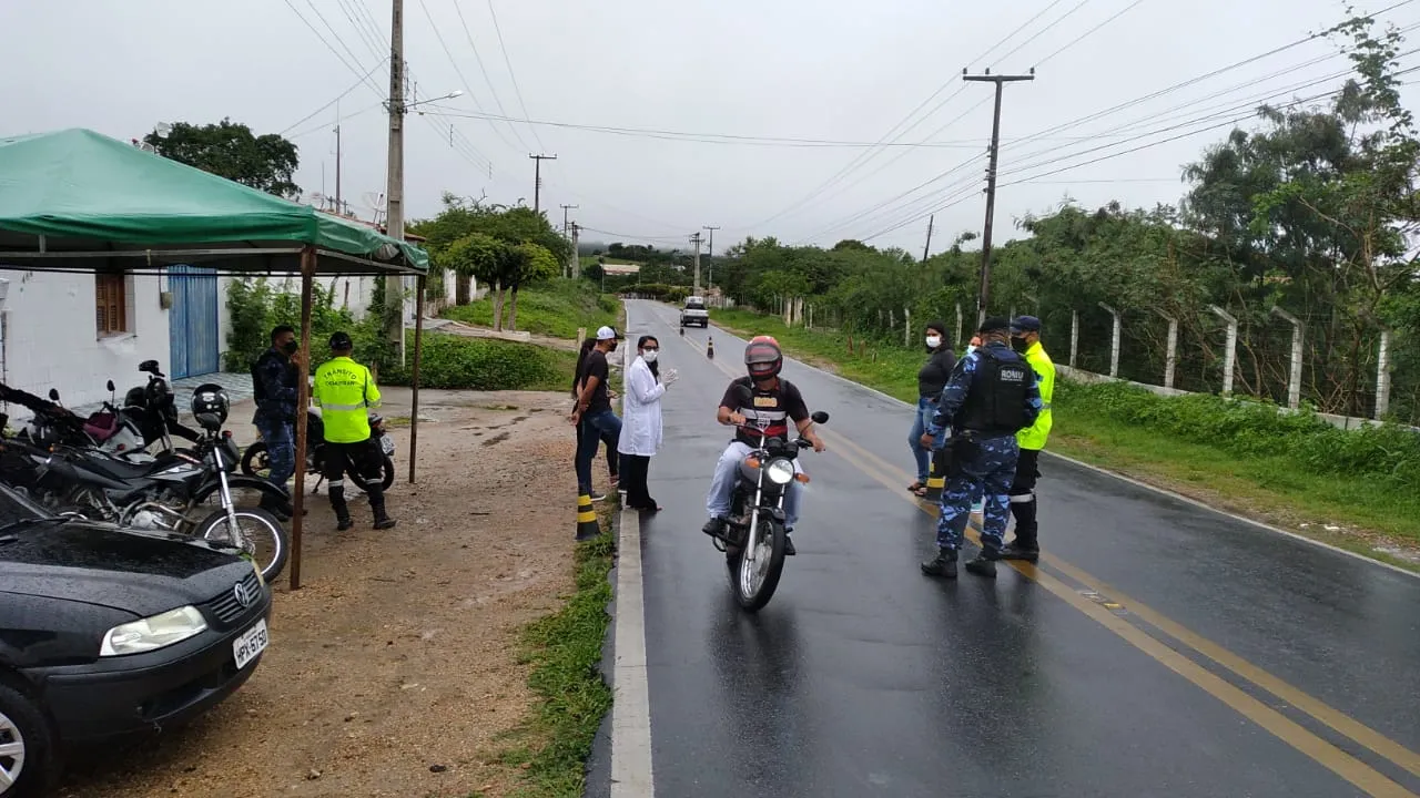 Barreira sanitária controla entrada de veículos na cidade de Pedra Branca