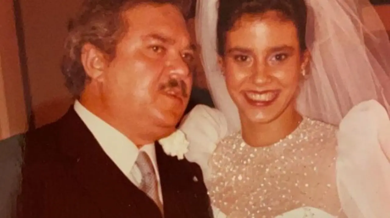 Narcisa aparece ao lado do executivo Ronald Levinsohn, padrinho do matrimônio