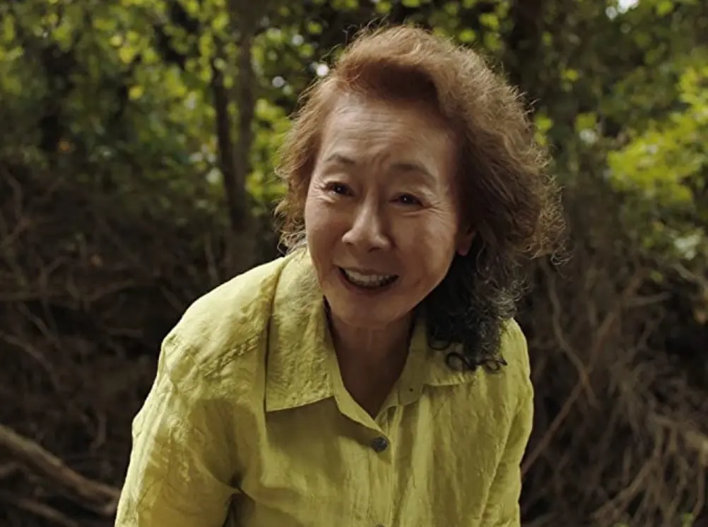 Yuh-Jung Youn é a primeira atriz coreana a disputar o prêmio da Academia de Hollywood. Ela ganhou os prêmios do Sindicato dos Atores e o BAFTA