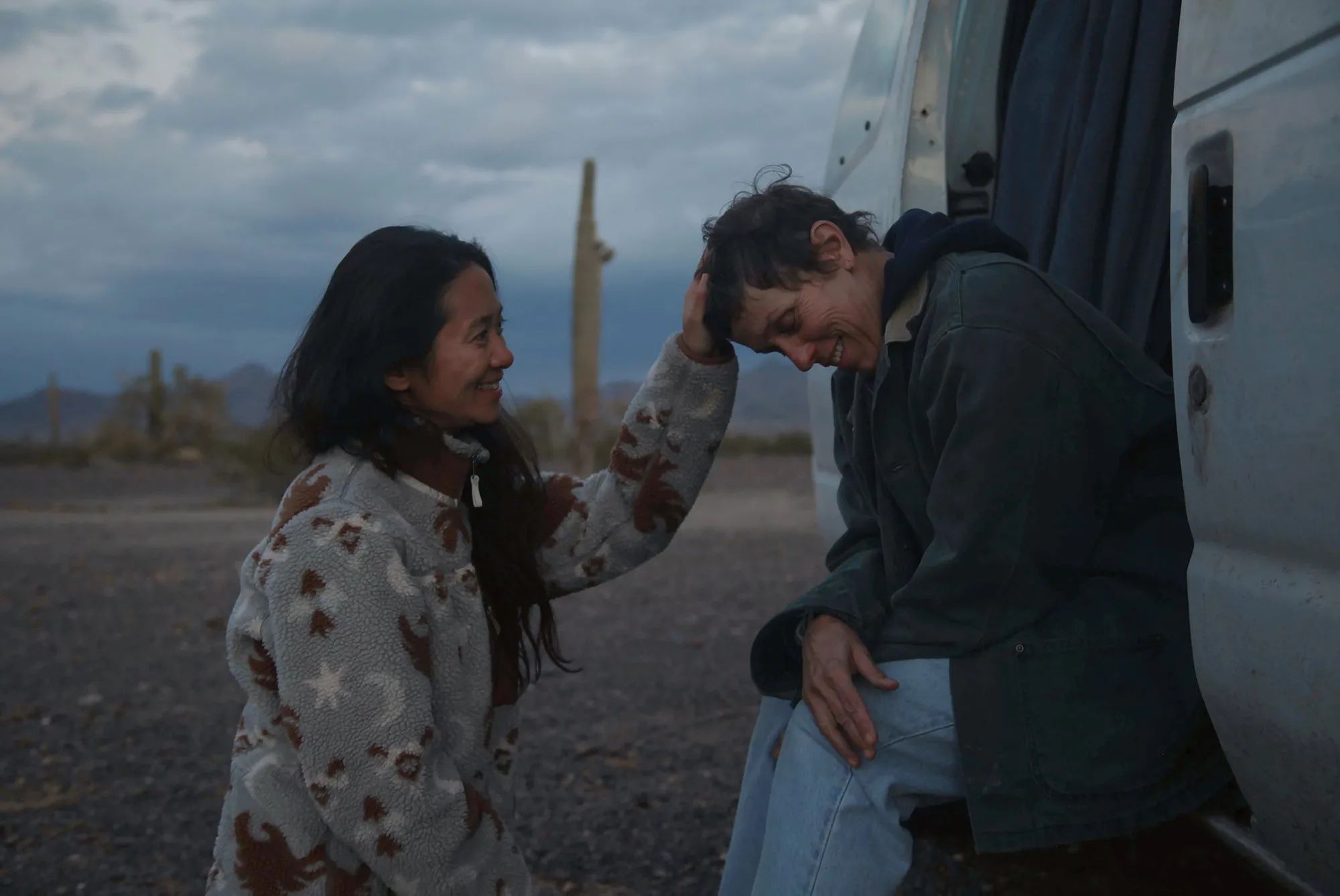 Diretora Chloé Zhao conversa com a atriz Frances McDormand no set de 