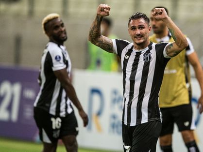 Vina comemora gol pelo Ceará com os braços levantados