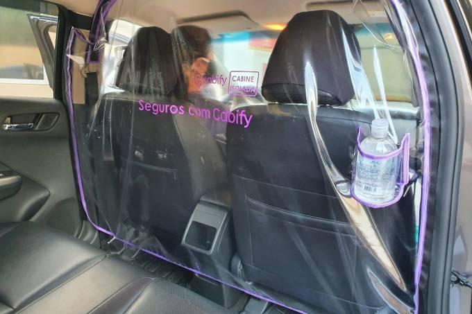Carro equipado com proteção para barrar a Covid