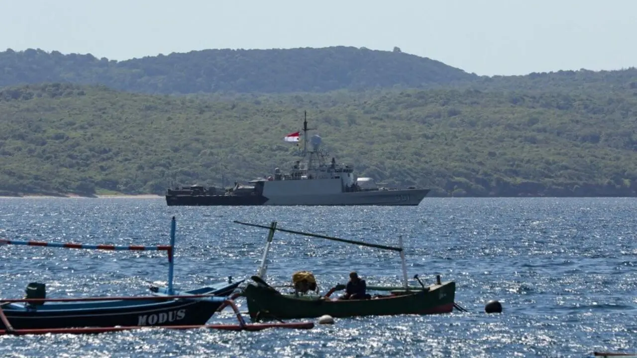 Equipes auxiliam na busca por submarino na Indonésia