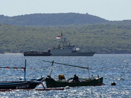 Equipes auxiliam na busca por submarino na Indonésia