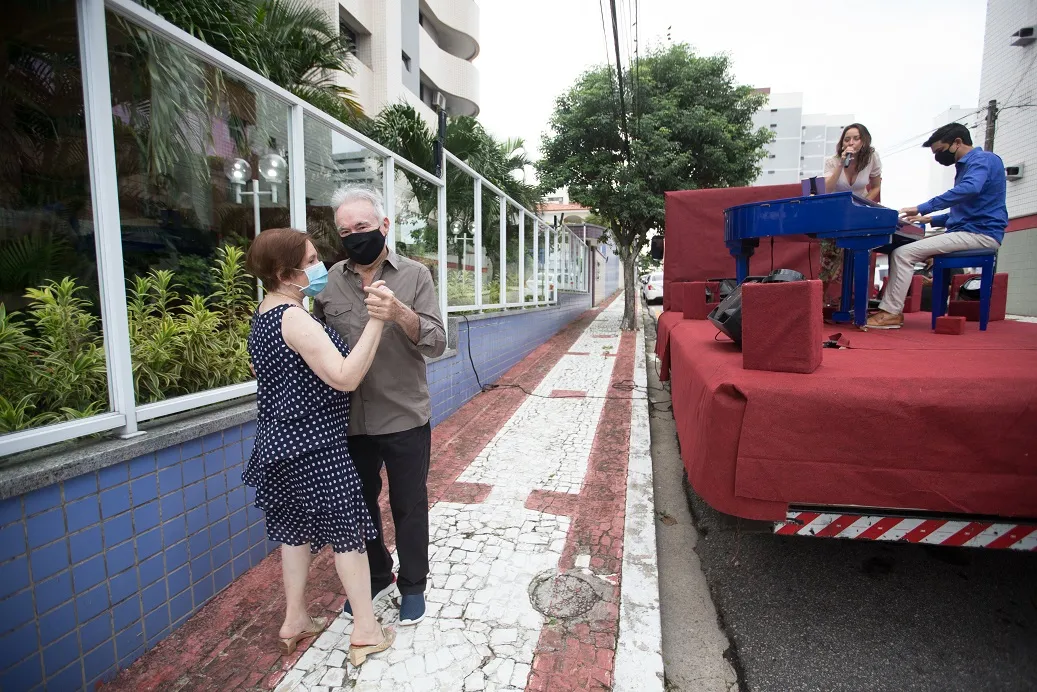 Na voz da cantora Ludmila Amaral e com Paulo Rodrigo ao piano, cerca de 50% do repertório apresentado foi do cantor Roberto Carlos, idolo do casal
