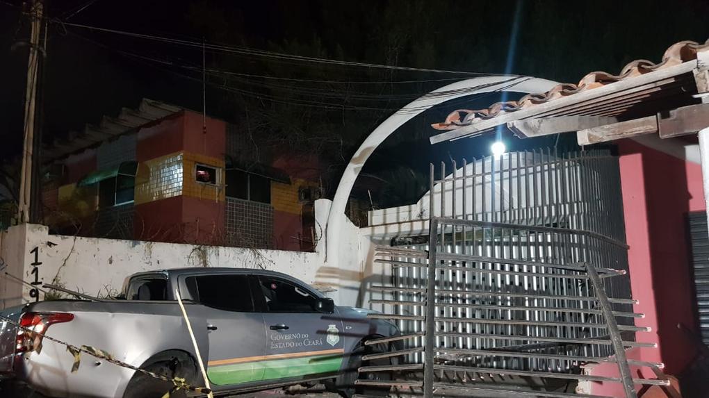 Motorista em carro oficial do Governo do Ceará foge da PM e se choca contra muro na Praia do Futuro