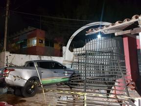 Motorista em carro oficial do Governo do Ceará foge da PM e se choca contra muro na Praia do Futuro