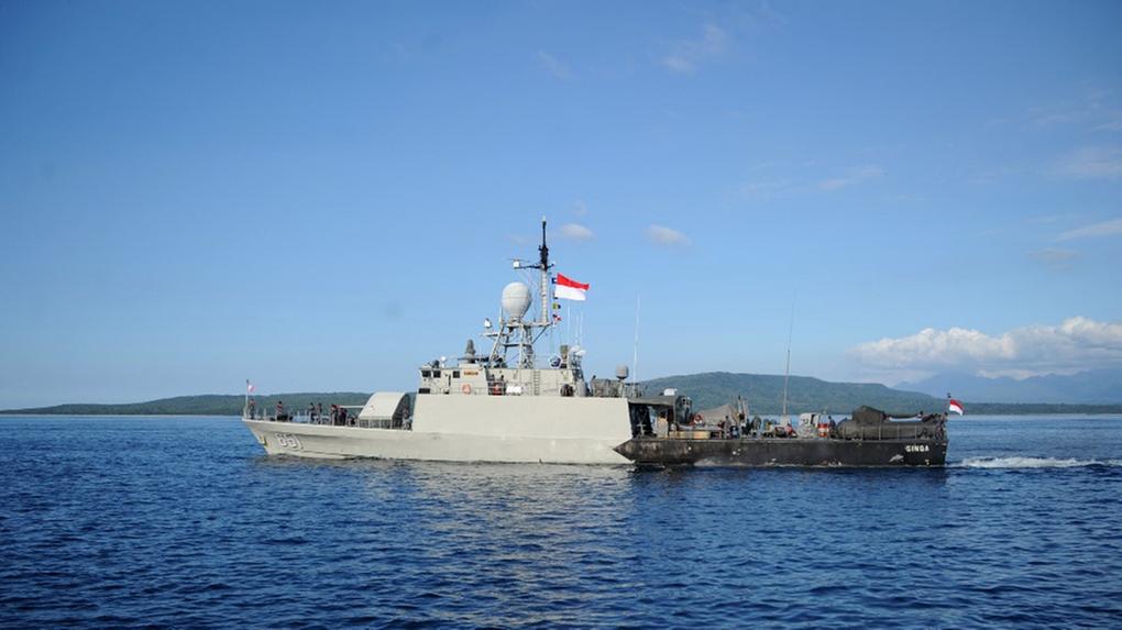 Barco em busca de submarino afundado na Indonésia