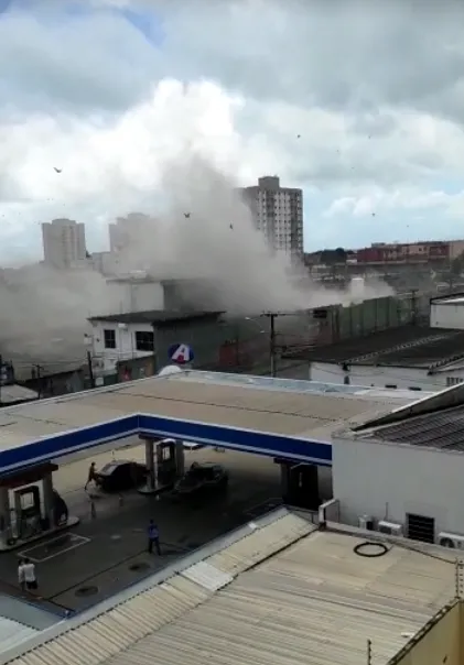 Explosão em empresa de oxigênio causa danos em residências em Fortaleza
