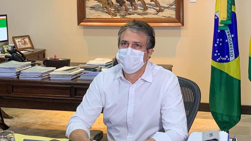 Governador Camilo Santana usando máscara