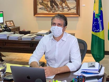 Governador Camilo Santana usando máscara
