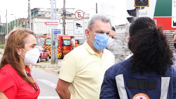 Prefeito José Sarto nas proximidades da empresa White Martins após explosão