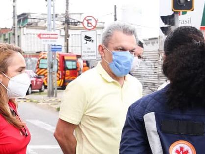 Prefeito José Sarto nas proximidades da empresa White Martins após explosão