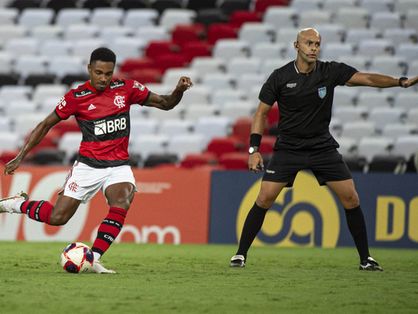 Vitinho cobra falta a favor do Flamengo