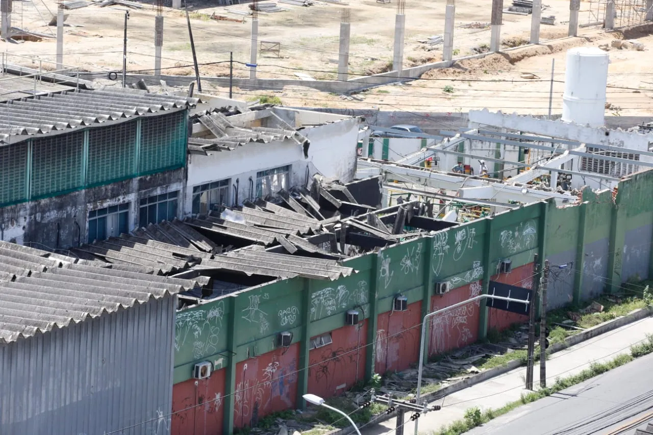 Impacto deixou parte da fábrica destruída