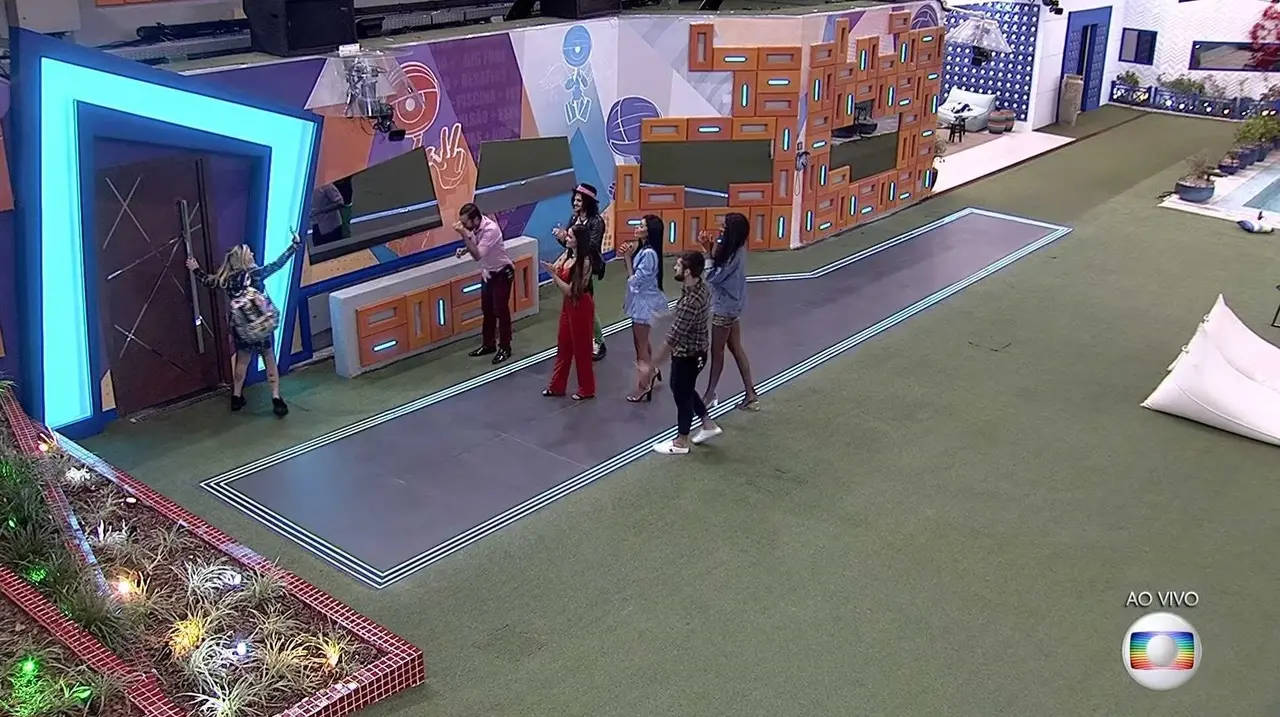 Participantes parabenizaram Viih Tube durante saída do reality