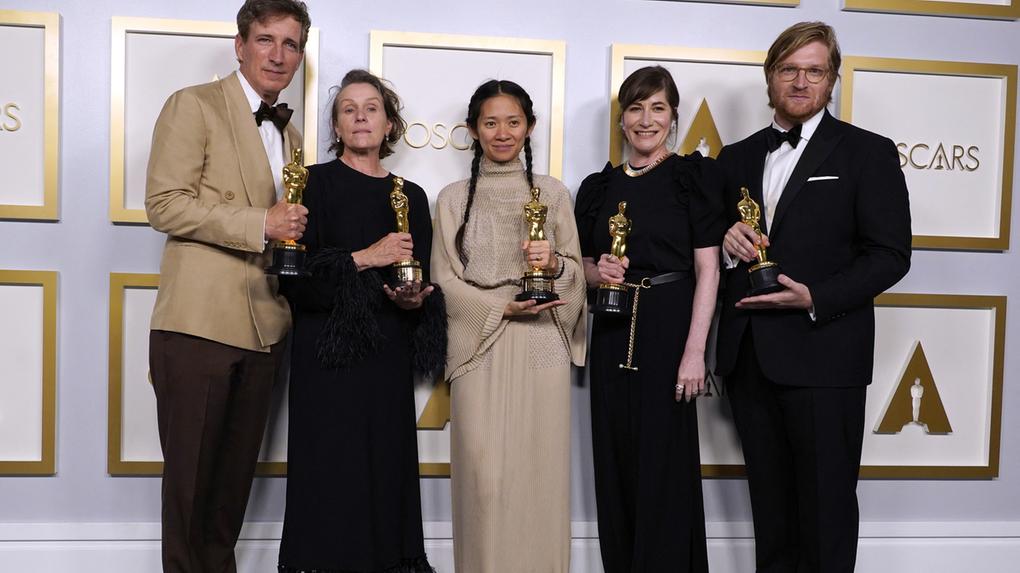 Elenco e direção de 'Nomadland' posam com estatueta do Oscar 2021