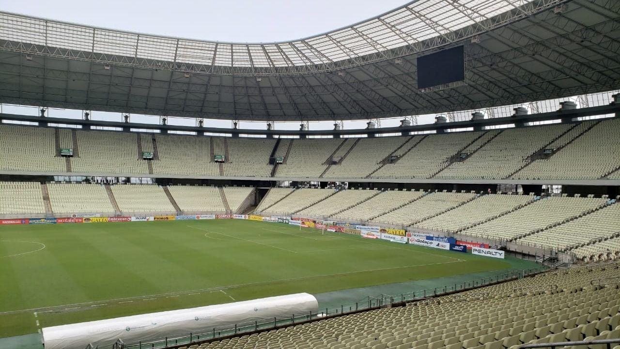 Imagem das arquibancadas da Arena Castelão, vazias