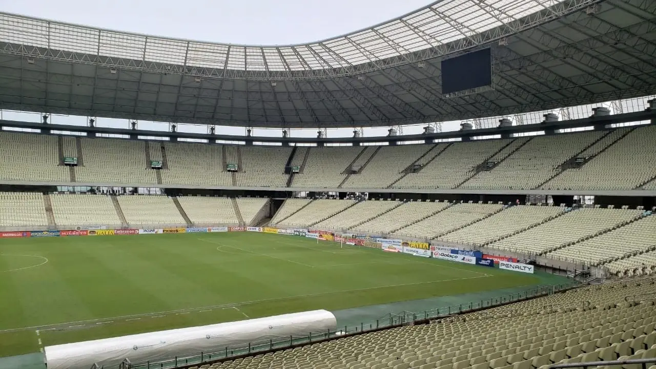 Imagem das arquibancadas da Arena Castelão, vazias