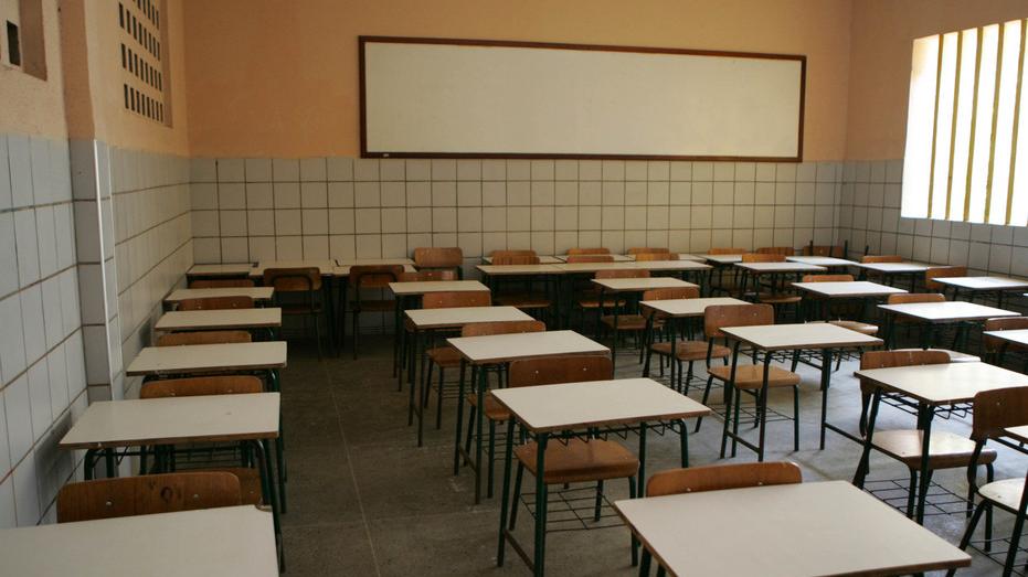 Sala de aula vazia em escola municipal de Fortaleza