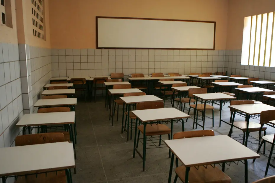 Sala de aula vazia em escola municipal de Fortaleza